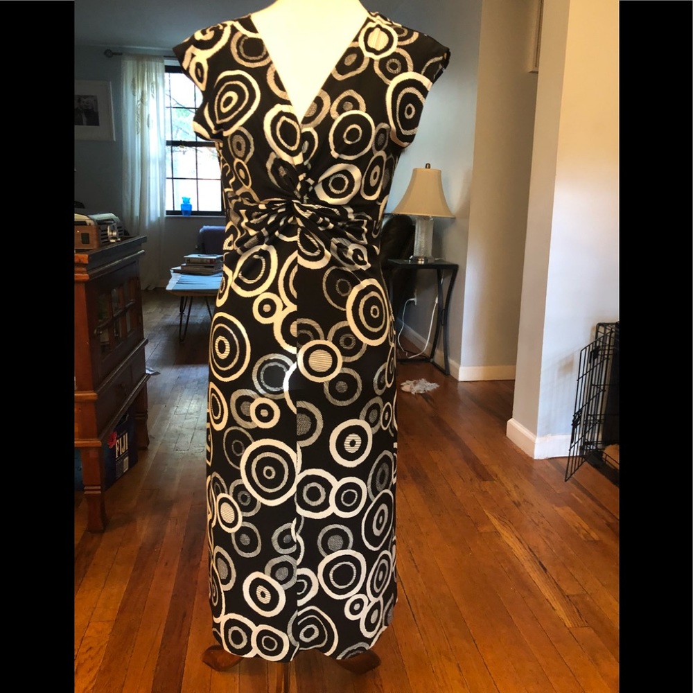 Flattering black and white dress, barely worn
